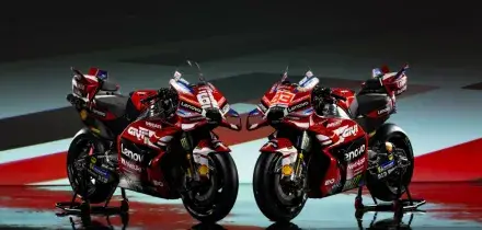 Ducati svela la nuova moto di Bagnaia e Marquez: doppia banda bianca per i 100 anni dalla fondazione | Foto