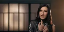 Laura Pausini attaccata sui social per la cover di Due Vite: ecco perch&eacute; i &lsquo;fandom&rsquo; possono diventare (molto) aggressivi