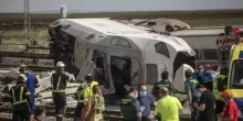 Treni deragliati in Spagna, &ldquo;tra le ipotesi un giunto saltato dei binari&rdquo;. Ministro dei Trasporti: &ldquo;Incidente estremamente strano&rdquo;