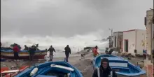 Impressionante mareggiata a Linosa, il video delle persone in fuga dalla costa