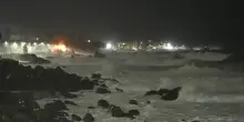 Super mareggiata ad Aci Castello, le onde alte 8 metri fanno paura: il video nella notte