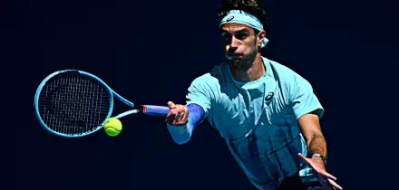 Australian Open, Musetti non brilla ma avanza: Collignon parte forte, poi &egrave; costretto al ritiro. Ora il derby con Sonego