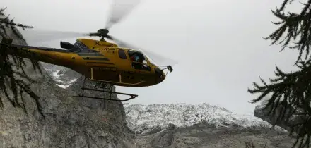 Sciatore di 21 anni sbatte contro un albero e muore: tragedia a Courmayeur
