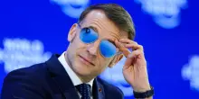 Il mistero degli occhiali a specchio di Macron, parla l&rsquo;esperto: &ldquo;La luce diventa un nemico, ecco cosa si cela dietro il look da &lsquo;Top Gun&rdquo;