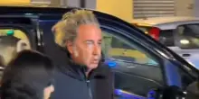 Paolo Sorrentino spiazza tutti e si concede un bagno di folla: firma autografi e posa per i selfie, ma c&rsquo;&egrave; un&rsquo;altra versione della serata a Torino
