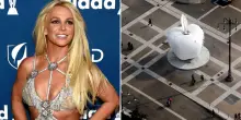 &ldquo;Da dove c***o salta fuori quella mela?&rdquo;: Britney Spears meravigliata per la scultura alla Stazione Centrale di Milano. L&rsquo;artista Pistoletto risponde con ironia