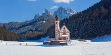 &ldquo;Siamo stufi, abbiamo comitive di cinesi e giapponesi che invadono la valle. Non lasciano nulla se non i loro rifiuti&rdquo;: arrivano le sbarre anti-selfie in Val di Funes
