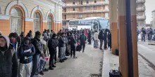Migranti, a Trieste ennesimo sgombero e trasferimento per un centinaio di persone. Le altre resteranno in strada