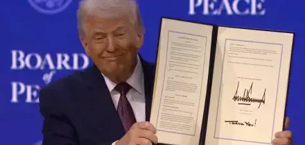 Trump firma il Board of peace: &ldquo;Tutti ne vogliono far parte&rdquo;. Sul palco con lui anche Milei e Orb&aacute;n