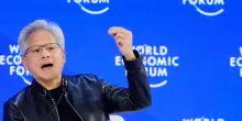 Il messaggio di Jensen Huang a Davos &egrave; chiaro: l&rsquo;intelligenza artificiale non va temuta, ma &lsquo;abitata&rsquo;
