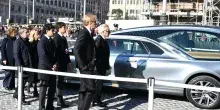 I funerali di Valentino Garavani in diretta: il feretro arrivato in chiesa sulle note di Mozart, lungo abbraccio tra Anne Hathaway e i familiari dello stilista