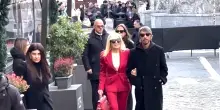 Donatella Versace in rosso per omaggiare Valentino: &ldquo;Era divertente e pensava molto agli altri. Un genio&rdquo;