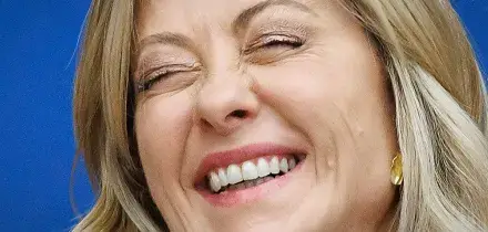 Migranti in Albania, Meloni rinnova lo spreco: nuovo accordo col resort 5 stelle per gli agenti. Ecco quanto costa