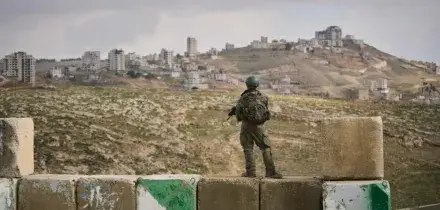 Cisgiordania, carabinieri fatti inginocchiare da un colono sotto il tiro di un mitragliatore: Tajani convoca l&rsquo;ambasciatore israeliano