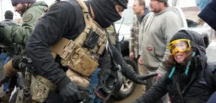 Addestramento da 112 a 50 giorni, corsie preferenziali per i veterani, campagne di reclutamento rivolte all&rsquo;estrema destra: cos&igrave; l&rsquo;ICE di Trump assume i suoi agenti