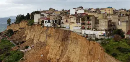 Frana a Niscemi, crolla il terreno in presa diretta: nel video il fronte di quattro chilometri
