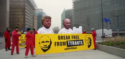 Le sagome giganti di Trump e Putin davanti alla sede del Consiglio Ue: la protesta contro la dipendenza energetica