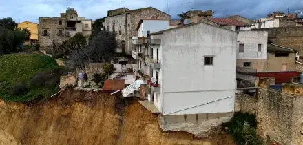 A Niscemi le case sull&rsquo;orlo del precipizio dopo la frana: il video girato dal drone