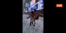 Suona la chitarra in mutande durante la tempesta di neve a New York: il gelo non ferma il &ldquo;cowboy&rdquo; &ndash; Video