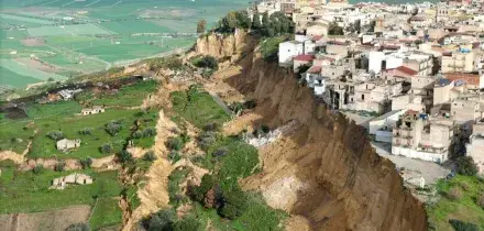 Niscemi, l&rsquo;allarme della Protezione civile: &ldquo;L&rsquo;intera collina sta crollando&rdquo;. Schlein: &ldquo;Usare il miliardo stanziato per il Ponte&rdquo;