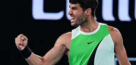Australian Open, ad Alcaraz basta il minimo sforzo per battere De Minaur: ora la sfida a Zverev in semifinale