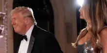 Trump mangia popcorn e biscotti all&rsquo;anteprima privata del documentario di Melania alla Casa Bianca e scoppia la polemica: &ldquo;La gente viene uccisa dall&rsquo;ICE e ci sono morti per l&rsquo;ondata di gelo, ma lui passa le serate al cinema&rdquo;