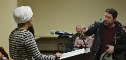 La deputata democratica Omar aggredita con una siringa a Minneapolis: il video