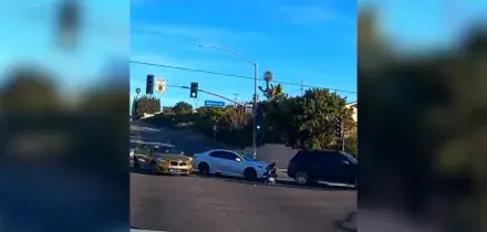 Bambino di un anno cade dall&rsquo;auto in corsa, la madre inchioda, lo &ldquo;raccoglie&rdquo; dall&rsquo;asfalto e riparte: arrestata &ndash; Video