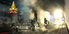 Camion a fuoco in galleria sull&rsquo;autostrada A1, 16 km di coda a Firenze