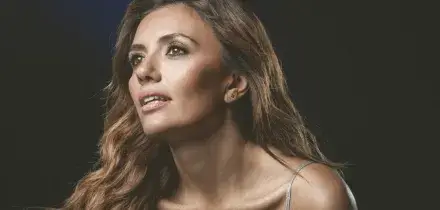 &ldquo;Napoli &egrave; fragile ma poi ti graffia, ti fa male, ti seduce. Whoopi Goldberg a Un Posto Al Sole? Mi ha sorpresa. Sanremo 2026 chiss&agrave;, vediamo&hellip;&rdquo;: cos&igrave; Serena Rossi