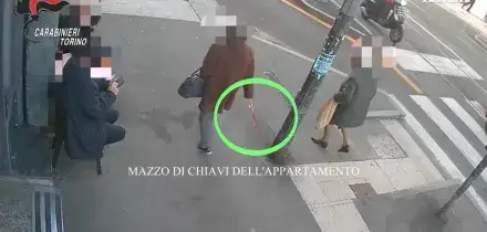 Torino, insegue 92enne nell&rsquo;androne di casa e la rapina: incastrato dalle telecamere di videosorveglianza