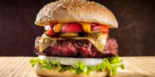 Hamburger nel carrello: nel 30% dei campioni, i batteri trovati sono resistenti agli antibiotici