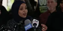Minneapolis, la deputata dem Ilhan Omar dopo l&rsquo;aggressione: &ldquo;Dobbiamo abolire l&rsquo;Ice, questo momento lo richiede&rdquo;