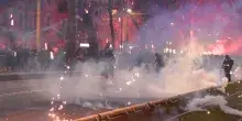 Corteo per Askatasuna, scontri a Torino: manifestanti lanciano petardi e fumogeni la polizia risponde con lacrimogeni &ndash; Video