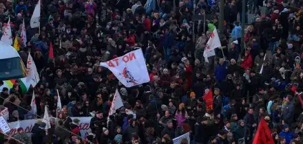 Migliaia di persone al corteo per Askatasuna a Torino: c&rsquo;&egrave; anche Zerocalcare. Gli organizzatori: &ldquo;Siamo 50mila&rdquo;