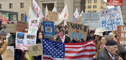 Milano in piazza contro l&rsquo;Ice di Trump ai Giochi invernali: &ldquo;La barbarie non pu&ograve; far rima con le Olimpiadi&rdquo;. E a manifestare anche cittadini Usa: &ldquo;Una vergogna&rdquo;