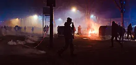 In migliaia per Askatasuna a Torino, dopo il corteo scattano gli scontri: a volto coperto lanciano bombe carta e incendiano cassonetti