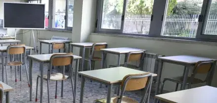 Baci&ograve; l&rsquo;allieva nei bagni della scuola, assolto insegnante. Per l&rsquo;avvocato &ldquo;&egrave; dimostrato che lui si fosse realmente innamorato&rdquo;