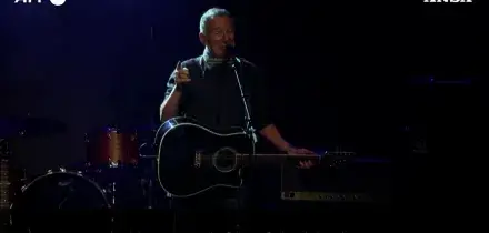 Bruce Springsteen sul palco dell&rsquo;evento contro l&rsquo;Ice a Minneapolis: &ldquo;A volte bisogna prenderli a calci nei denti&rdquo;