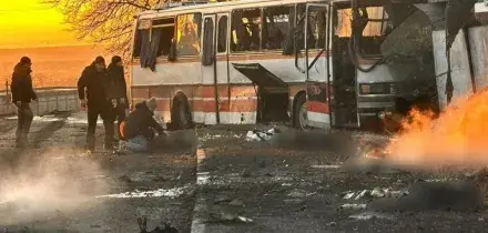 Ucraina, drone russo colpisce un bus: &ldquo;15 minatori uccisi&rdquo;. Zelensky: &ldquo;Nuovi colloqui il 4 e 5 febbraio ad Abu Dhabi&rdquo;