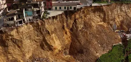Frana di Niscemi, nuovo cedimento di terreno in presa diretta: cos&igrave; il drone cattura il crollo &ndash; Video