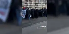 &ldquo;Guarda si stanno infiltrando&rdquo;: il momento in cui un gruppo vestito di nero e armato di bastoni si unisce al corteo pacifico a Torino