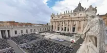Dal silenzio sul caso Pizzaballa a generiche frasi contro la violenza: il Papa sussurra invece di gridare