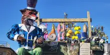 Carnevale di Viareggio 2026, il debutto &egrave; da record: 100mila persone per i carri con le allegorie di Trump, Putin e Von der Leyen. Ecco le date delle prossime sfilate (anche in notturna)