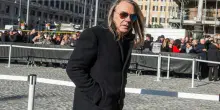 Chi &egrave; Oscar Garavani, il sedicente nipote di Valentino. La famiglia dello stilista: &ldquo;Nessuna parentela, si &egrave; inventato un fratello che non &egrave; mai esistito&rdquo;