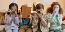Minori sui social, non possono fare tutto le famiglie: servono regole