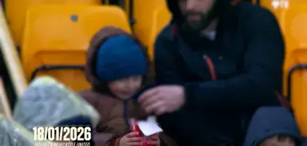 Pap&agrave; ruba i nuggets al figlio durante una partita di calcio e lui scoppia a piangere. La squadra gli fa una sorpresa: &ldquo;Speriamo compensi la delusione&rdquo; &ndash; Video