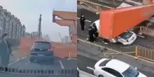 La gru del cantiere cede e precipita addosso alle auto in transito: le immagini riprese dalle dashcam delle macchine