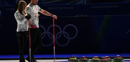 Blackout alle Olimpiadi: alle prime gare di curling salta la luce nel palazzetto di Cortina