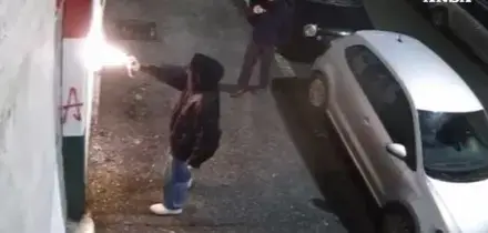 Vandalizzata la sede di FdI a Roma, falce e martello e scritta &ldquo;fascisti di me***&rdquo;. La reazione: &ldquo;Clima d&rsquo;odio&rdquo;